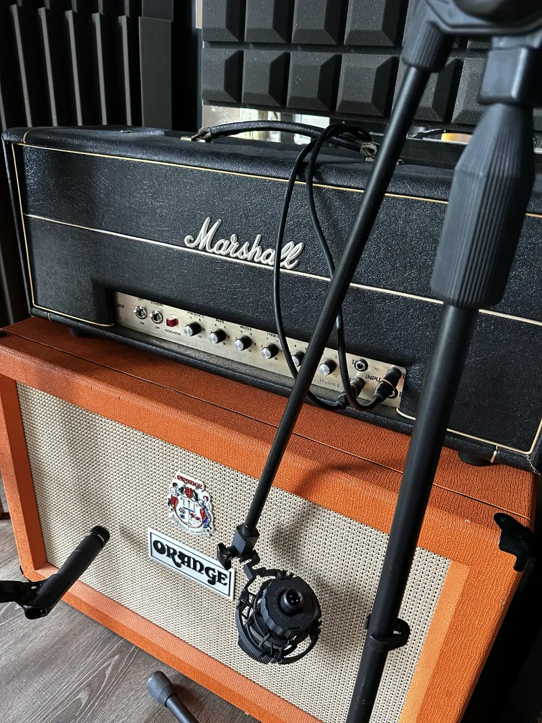 Marshall a Orange zesilovače ve Stable Records studiu