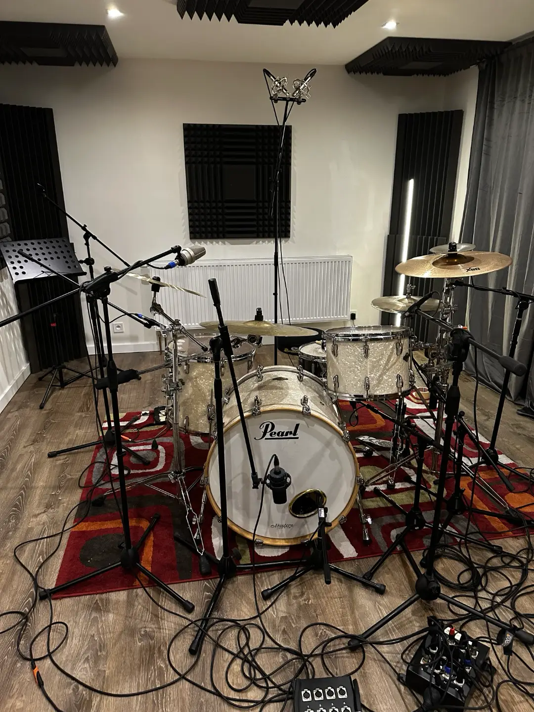 Bicí souprava Pearl ve Stable Records nahrávacím studiu