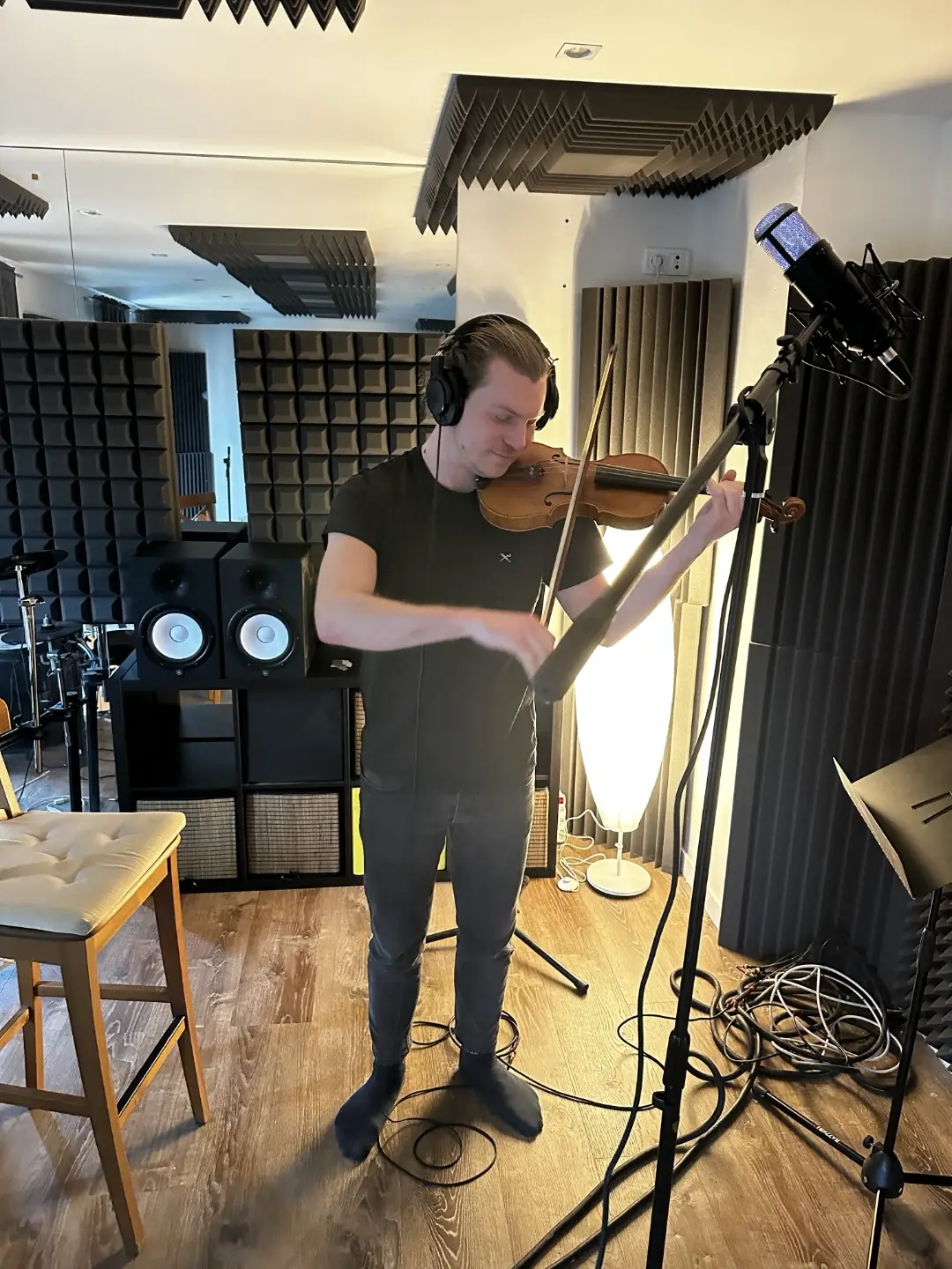 Nahrávání houslí ve Stable Records nahrávacím studiu