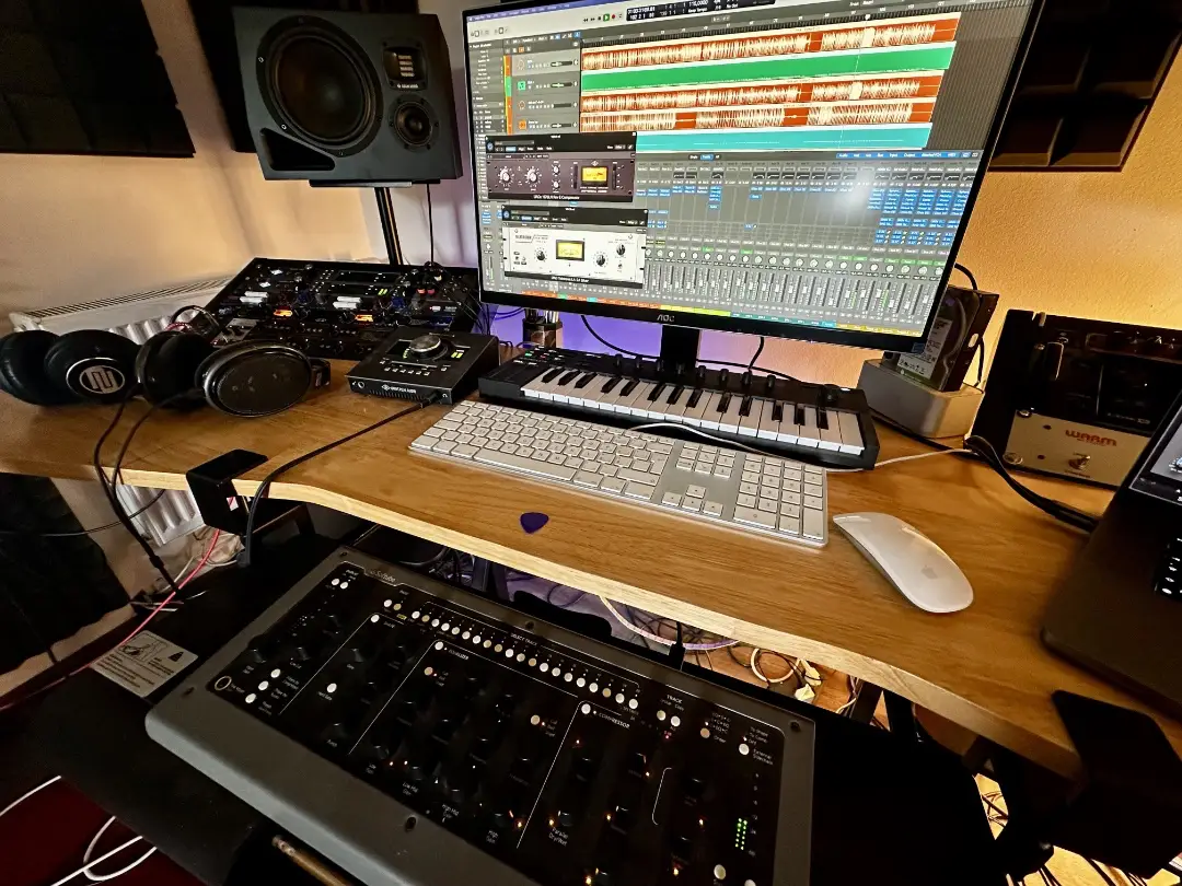 Řežie nahrávacího studia Stable Records u Prahy