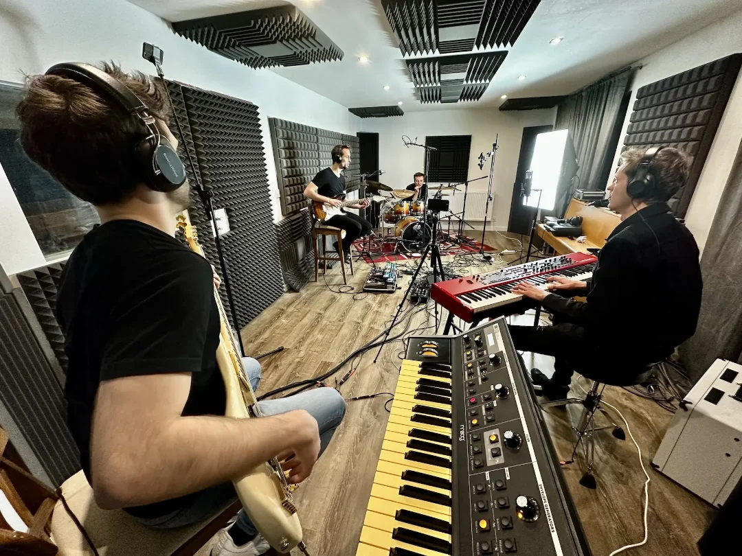 Kapela Cute při nahrávání ve Stable Records studiu