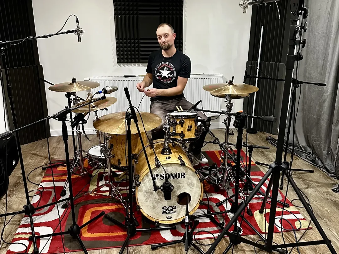 Nahrávání bicích nástrojů ve Stable Records studiu